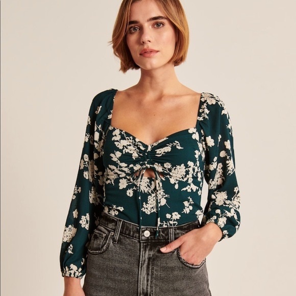 Abercrombie & Fitch Long-Sleeve Cinched Front Cutout Top in green white floral - Picture 2 of 4